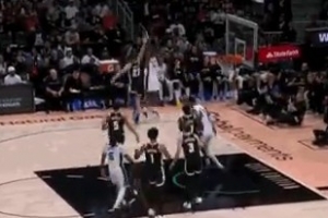 不容易啊！过去三场三分16中0的哈里森·巴恩斯终于开张