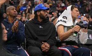 小里谈保罗办派对没人去：听起来很符合小卡 他们完全没球队文化