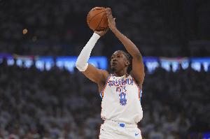 效率不高！杰伦威16中6拿到17分7板2助2断1帽 末节5中0