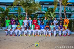 在非洲杯大合影中，刚果（金）国家队球员身穿各自俱乐部球衣出镜