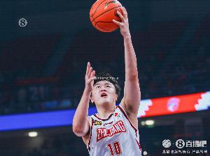 效率挺不错！刘泽一半场8中4&罚球5中5拿到13分 能得分也有策应