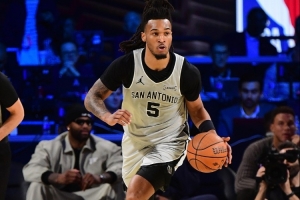 作用明显！卡斯尔半场7中4得10分5助 正负值+18全队最高