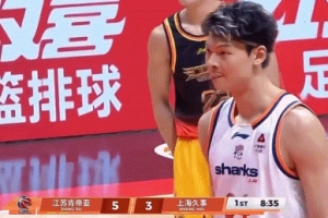 致敬字母哥？王哲林罚球前悠哉调整迟迟不出手 裁判吹罚五秒违例