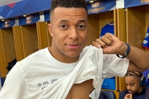 为队友庆生！卡马文加晒姆巴佩露腹肌照：祝你长命百岁，6块腹肌