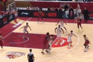 这是来活了！邹阳抢断传球 随后自己一条龙反击完成双手暴扣