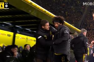 严明纪律！阿德耶米被换下时生气不满，多特将对其进行罚款