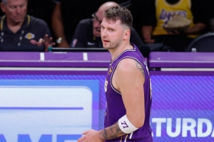 左腿挫伤提前退赛！湖记：东契奇今天的伤病是因与博格丹相撞导致