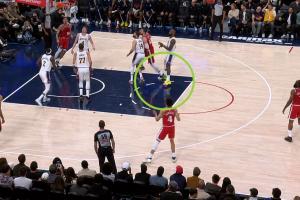 没看到啊！祖巴茨踩到詹姆斯脚上 随后明显崴脚离场返回更衣室！