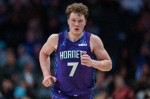 稳定输出！克尼佩尔半场8中4拿到11分4板2助1帽