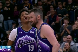 疯狂啃老！乐福突破反篮得分并造成犯规