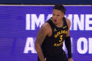 外线开炮！理查德追身三分命中 帮助勇士迫近比分