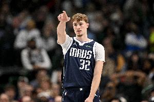 劈头盖脸！弗拉格扛着防守人上篮 博纳高高跃起排球血帽拒绝