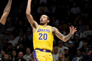 相比之下算不错了！尼克·史密斯11中4&三分5中1 拿到9分3篮板