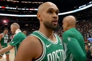 要收比赛？怀特借掩护加长三分命中打停猛龙 绿军末节领先到10分