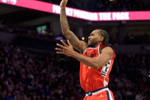 拼劲十足！莱昂纳德上半场11中4&罚球5中5 砍下15+5填满数据栏