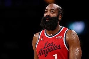 招牌绝技！哈登弧顶抬手三分命中 并造犯规打成3+1稳住局势