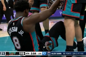 挑战失败！小贾伦·杰克逊进攻犯规累计6犯离场 全场拿到22分8板