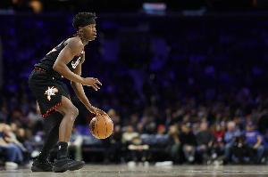 年轻真好！埃奇库姆转换陷入包围圈 滞空左手打板完成2+1