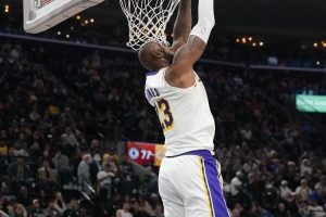 静雨：老詹竞技态度比东契奇强太多 077爱讨犯规&回家几天吃成球