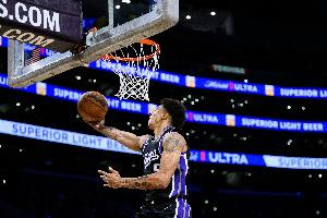 表现不错！国王新秀克利福德半场7中4得9分3板1助2断