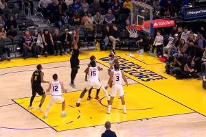 🤩太有灵性了！理查德机警前场板轻轻一点 补篮压哨命中！