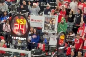 太搞了！🤣快船球迷海报嘲讽：老詹扉页读书会