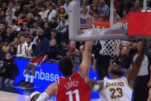 老炮间的配合！斯玛特外线妙传老詹 助后者强行上篮命中