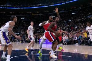 燃尽了！詹姆斯切球小卡 随后倒地拼抢顺势叫出暂停！