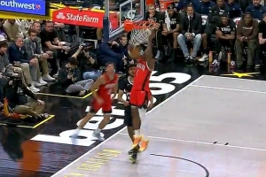 机警！谢泼德抢断反击前场稳住 篮下击地助攻阿门轻松扣篮！