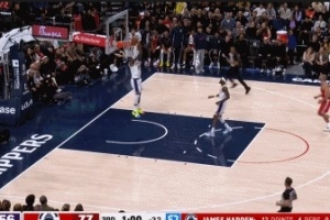 轻描淡写！詹姆斯抢断反击 起飞秀出转身背扣