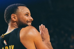 艰难拿下胜利！勇士晒赢球海报 库里荣登封面