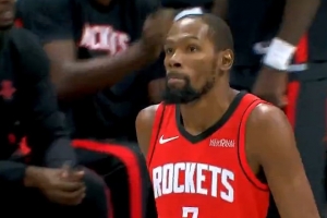 终于开了！杜兰特接谢泼德助攻三分+借掩护干拔三分连续命中！