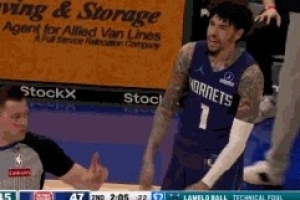 急了！三球上篮不中抱怨判罚 裁判直接送上技犯