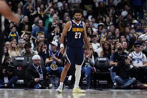 没有打出存在感！穆雷13投仅4中拿到16分 7次助攻难为约基奇分忧