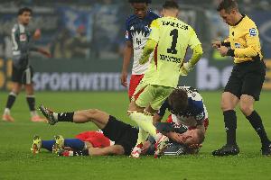 MVP👍对手疑似晕厥倒地，18岁武什科维奇火速救助，防止他窒息