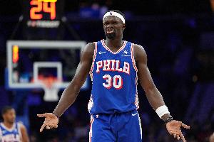 真敢玩！马克西1分半钟领先5分玩空接 博纳扣篮不进吐饼