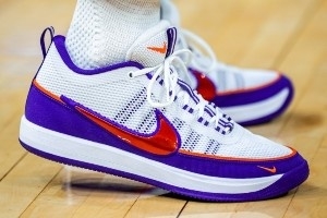 布克上脚Book 2 “Suns Spiridon” 该配色基于90年代复古款打造