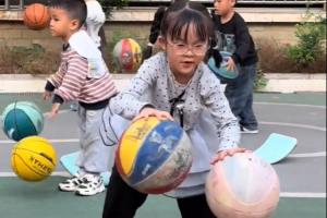 篮球和跷跷板结合有没有搞头？女娃跷跷板上左摇右晃双手流畅运球