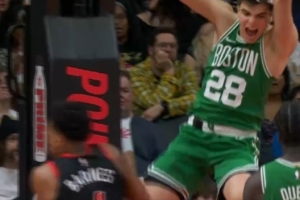 起飞暴扣！冈萨雷斯接怀特传球 大步流星杀入禁区飞身暴扣