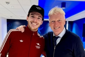 师徒情🧡赖斯社媒晒与莫耶斯合照：永远感激这位先生！