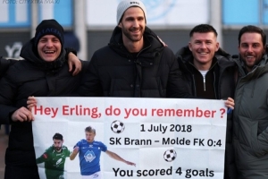 单场被哈兰德进4球的门将观战曼城，举牌：哈兰德能把球衣给我吗