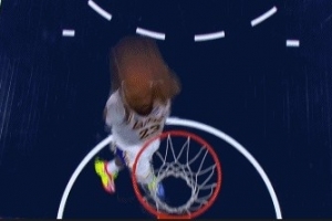 开始追分！詹姆斯抢断博格丹反击双手暴扣