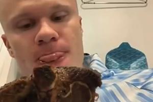 魔人吃小孩啦🤣哈兰德晒视频：赛后在曼城更衣室手拿牛排狂啃