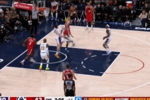 平地起惊雷！科比·桑德斯起飞滑翔单臂暴扣 鲍尔默兴奋挥拳