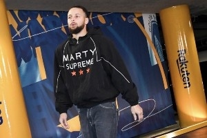 库里入场穿着设计师Salehe Bembury鞋款 后者打造过指纹洞洞鞋