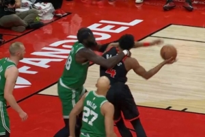 不看比看还准！巴恩斯篮下被拉住不看框打成2+1 科塔被判一级恶犯