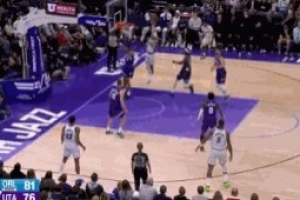 也很舒展！布莱克突破直杀禁区暴起单臂劈扣