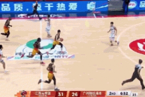 杀红了眼！贾尔斯跟进直接隔着队友刘泽希补扣打停广州