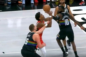 一点也不冤！阿门上篮被约基奇拉一把犯规 后者4犯被换下场！