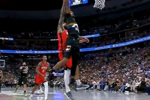 你还有这一手？卡梅隆·约翰逊突破过掉亚当斯 单臂劈扣2+1！